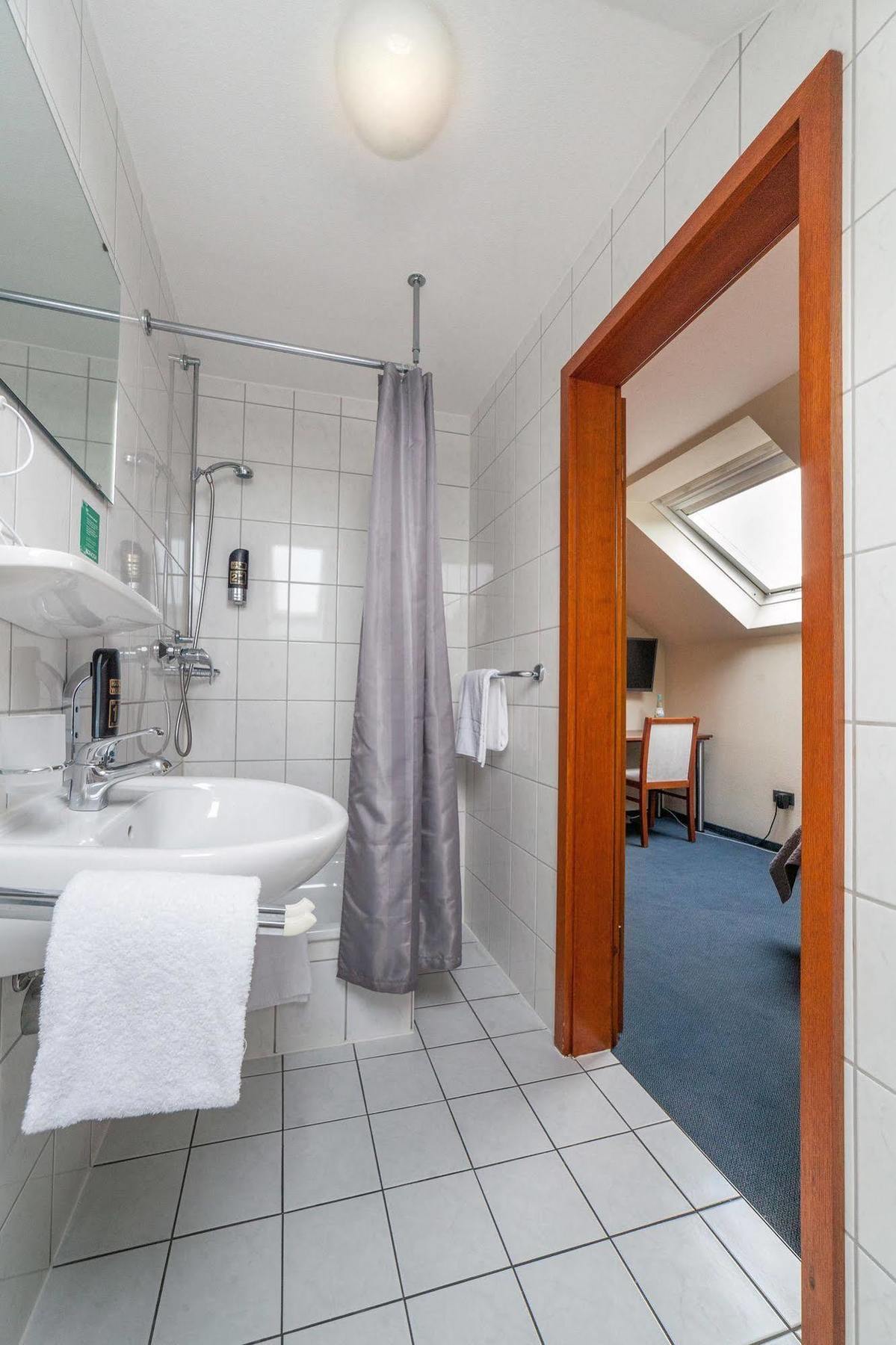 Hotel Omega Moers Buitenkant foto